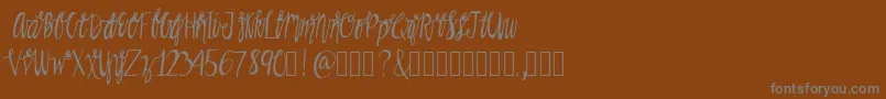Rainman-fontti – harmaat kirjasimet ruskealla taustalla