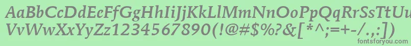 ItcMendozaRomanLtMediumItalic-fontti – harmaat kirjasimet vihreällä taustalla