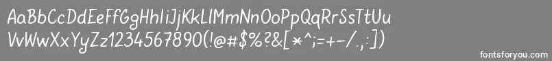 GunnymarV36-fontti – valkoiset fontit harmaalla taustalla