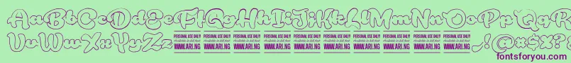 Czcionka RoughrakoonoutPersonal – fioletowe czcionki na zielonym tle
