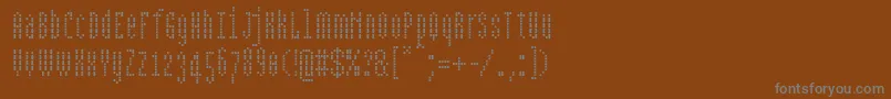 Bpdotscondensedsquare-fontti – harmaat kirjasimet ruskealla taustalla