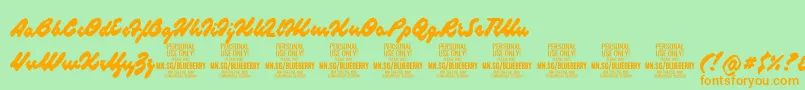 BlueberryscriptPersonalUse-Schriftart – Orangefarbene Schriften auf grünem Hintergrund