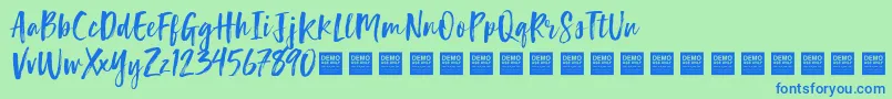 フォントLuckyTurnsDemo – 青い文字は緑の背景です。