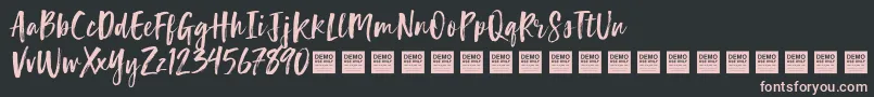 Fonte LuckyTurnsDemo – fontes rosa em um fundo preto