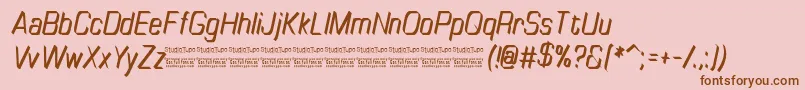 フォントTinyplateItalicDemo – ピンクの背景に茶色のフォント
