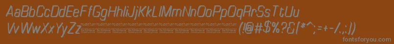 TinyplateItalicDemo-fontti – harmaat kirjasimet ruskealla taustalla