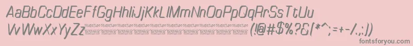 フォントTinyplateItalicDemo – ピンクの背景に灰色の文字