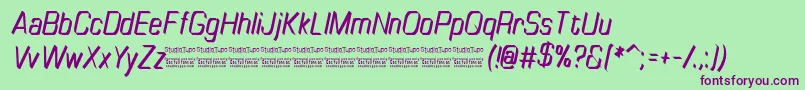 Шрифт TinyplateItalicDemo – фиолетовые шрифты на зелёном фоне