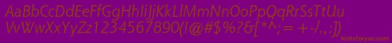 QueSsiItalic-fontti – ruskeat fontit violetilla taustalla