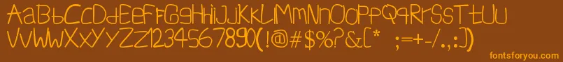 フォントInfSimpangAmpek – オレンジ色の文字が茶色の背景にあります。