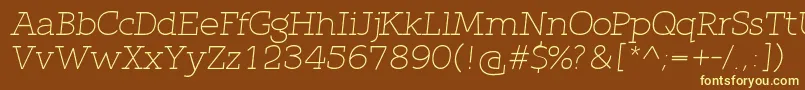 QlarendonLightItalic-fontti – keltaiset fontit ruskealla taustalla