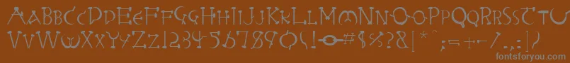 RabbiebRegular-fontti – harmaat kirjasimet ruskealla taustalla