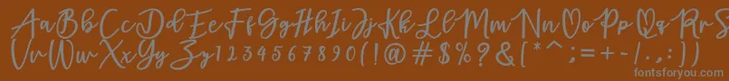 adamd-fontti – harmaat kirjasimet ruskealla taustalla