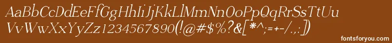 ADega Serif italic-fontti – valkoiset fontit ruskealla taustalla