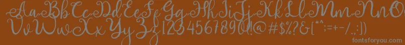 adhellita-fontti – harmaat kirjasimet ruskealla taustalla