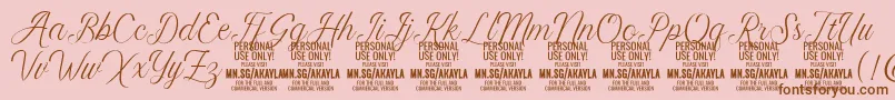 AkaylaScript PERSONAL-fontti – ruskeat fontit vaaleanpunaisella taustalla