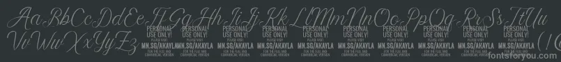 AkaylaScript PERSONAL-fontti – harmaat kirjasimet mustalla taustalla