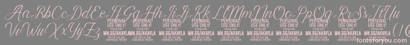 fuente AkaylaScript PERSONAL – Fuentes Rosadas Sobre Fondo Gris