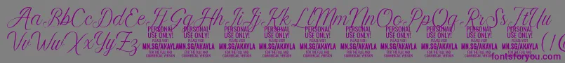 AkaylaScript PERSONAL-fontti – violetit fontit harmaalla taustalla