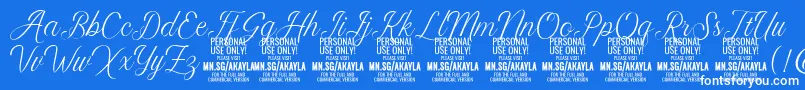 Czcionka AkaylaScript PERSONAL – białe czcionki na niebieskim tle