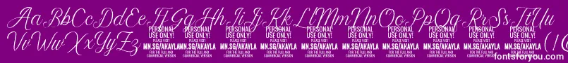 AkaylaScript PERSONAL-fontti – valkoiset fontit violetilla taustalla