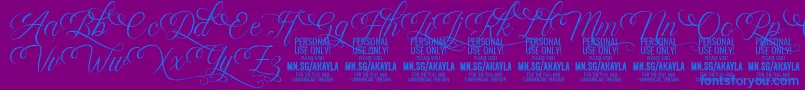 AkaylaScriptDeco PERSONAL-fontti – siniset fontit violetilla taustalla