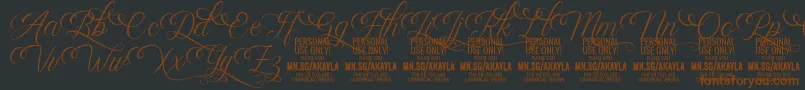 AkaylaScriptDeco PERSONAL-Schriftart – Braune Schriften auf schwarzem Hintergrund