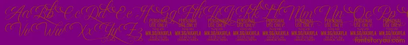 AkaylaScriptDeco PERSONAL-Schriftart – Braune Schriften auf violettem Hintergrund