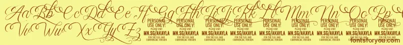 AkaylaScriptDeco PERSONAL-Schriftart – Braune Schriften auf gelbem Hintergrund