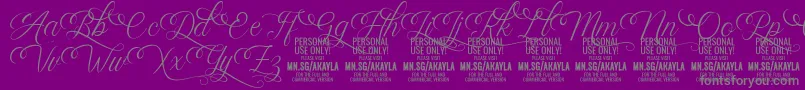 AkaylaScriptDeco PERSONAL-fontti – harmaat kirjasimet violetilla taustalla