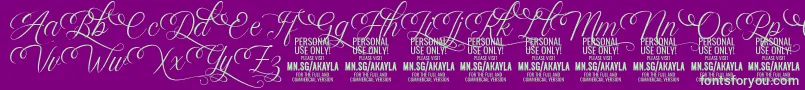 Police AkaylaScriptDeco PERSONAL – polices vertes sur fond violet