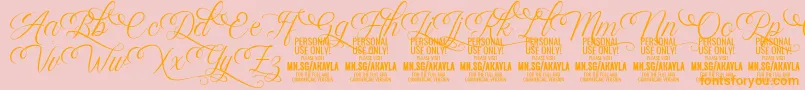 AkaylaScriptDeco PERSONAL-Schriftart – Orangefarbene Schriften auf rosa Hintergrund