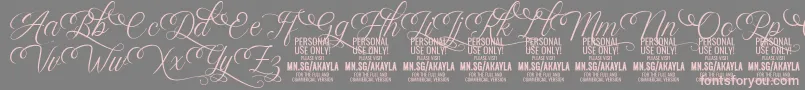 AkaylaScriptDeco PERSONAL-Schriftart – Rosa Schriften auf grauem Hintergrund