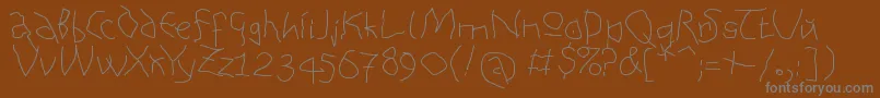 AnAlphaBetIsm Medium-Schriftart – Graue Schriften auf braunem Hintergrund