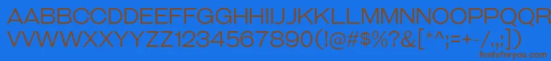フォントGalderglynnTitlingLt – 茶色の文字が青い背景にあります。