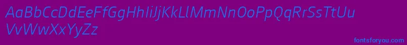 Augustsans46lightitalic-fontti – siniset fontit violetilla taustalla