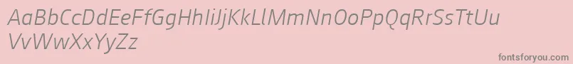 フォントAugustsans46lightitalic – ピンクの背景に灰色の文字