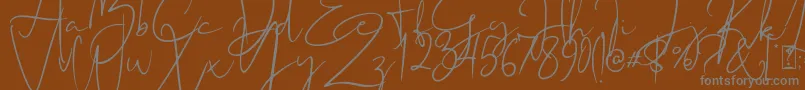 Audhistine-fontti – harmaat kirjasimet ruskealla taustalla