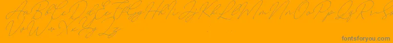 August free-Schriftart – Graue Schriften auf orangefarbenem Hintergrund