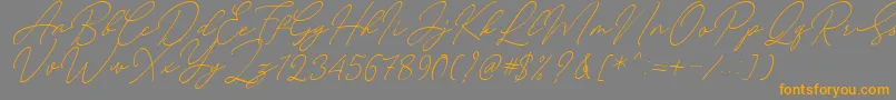 August Script Bold Free-Schriftart – Orangefarbene Schriften auf grauem Hintergrund
