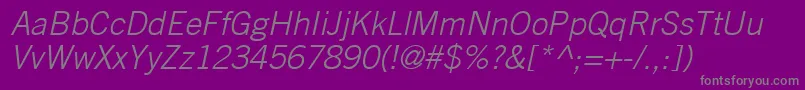 TradeGothicLtLightOblique-Schriftart – Graue Schriften auf violettem Hintergrund