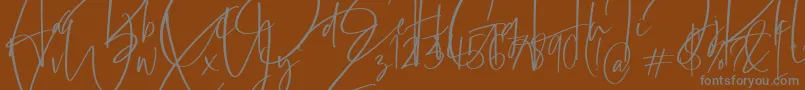 Barrington-fontti – harmaat kirjasimet ruskealla taustalla