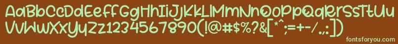 フォントBeelova Font by 7Ntypes D – 緑色の文字が茶色の背景にあります。
