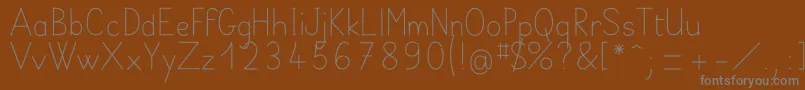 BelleAllureScript2i Fin-fontti – harmaat kirjasimet ruskealla taustalla