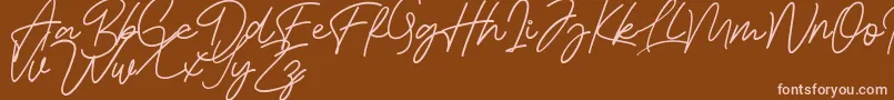 Bessita Handwriting Free-fontti – vaaleanpunaiset fontit ruskealla taustalla