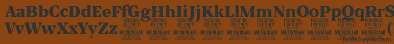 Fonte BlaakBlack PERSONAL – fontes pretas em um fundo marrom