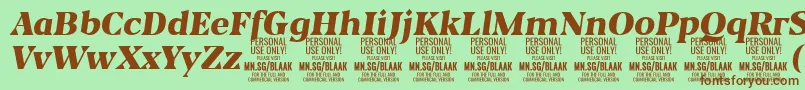 Fonte BlaakBlackItalic PERSONAL – fontes marrons em um fundo verde