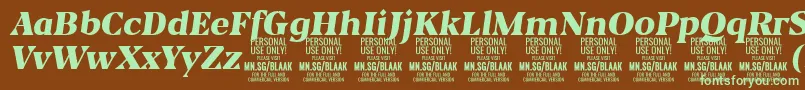 Fonte BlaakBlackItalic PERSONAL – fontes verdes em um fundo marrom