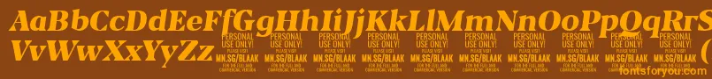フォントBlaakBlackItalic PERSONAL – オレンジ色の文字が茶色の背景にあります。