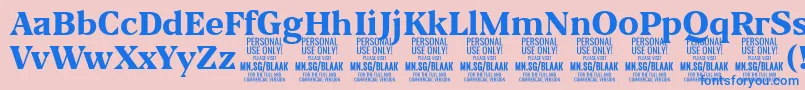 BlaakExtraBold PERSONAL-Schriftart – Blaue Schriften auf rosa Hintergrund